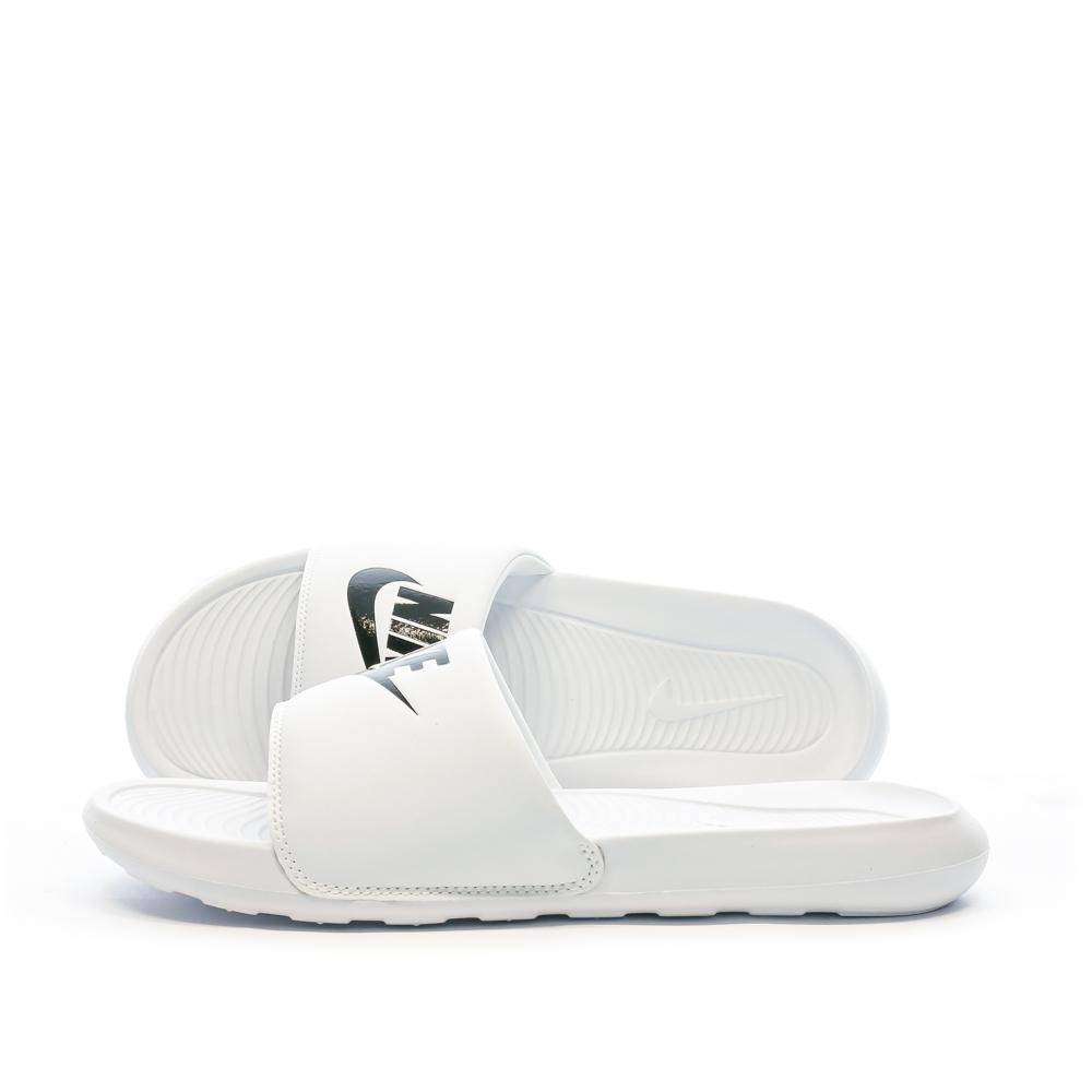 Claquettes Blanches Homme Nike Victori One Slide Espace des marques